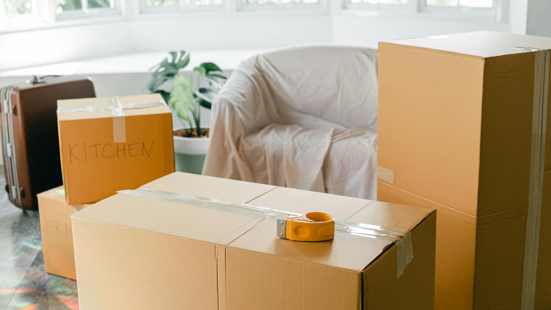 empty-apartment-with-packed-carton-boxes-before-moving